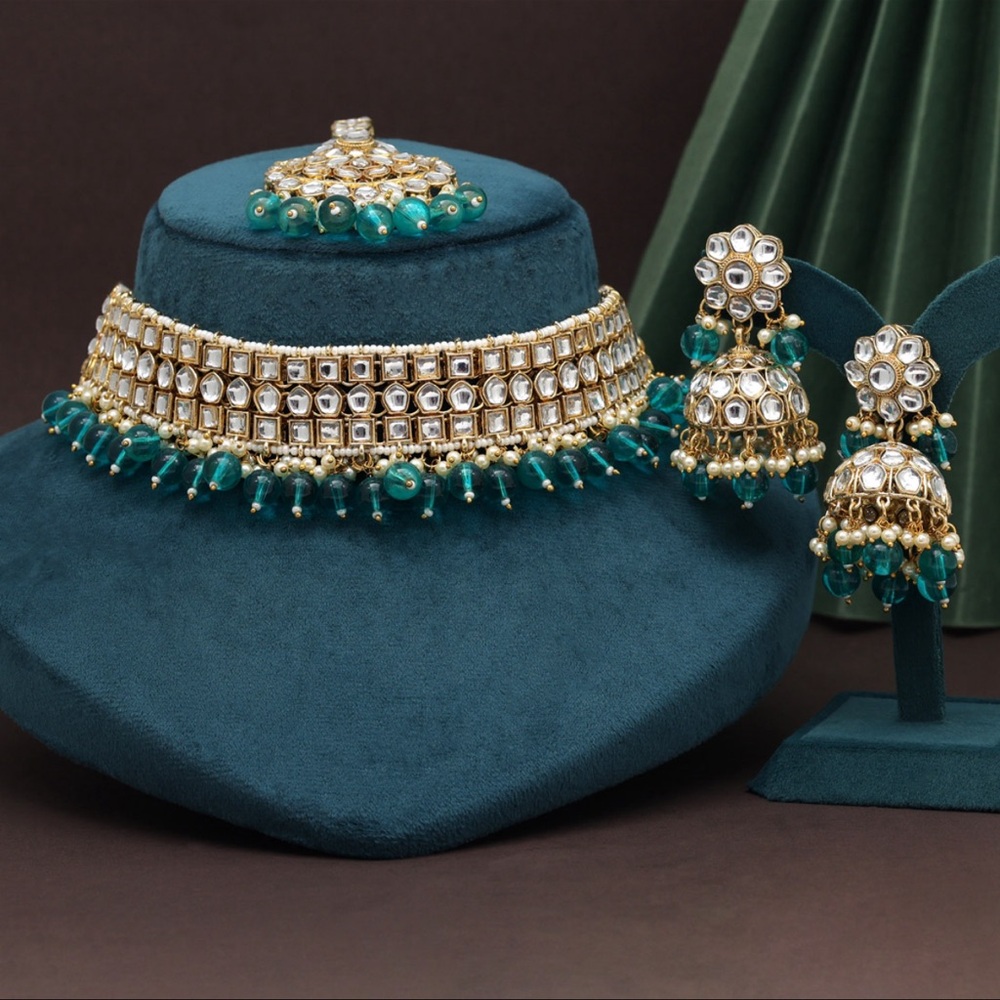 Mesmerizing Teal necklace set.